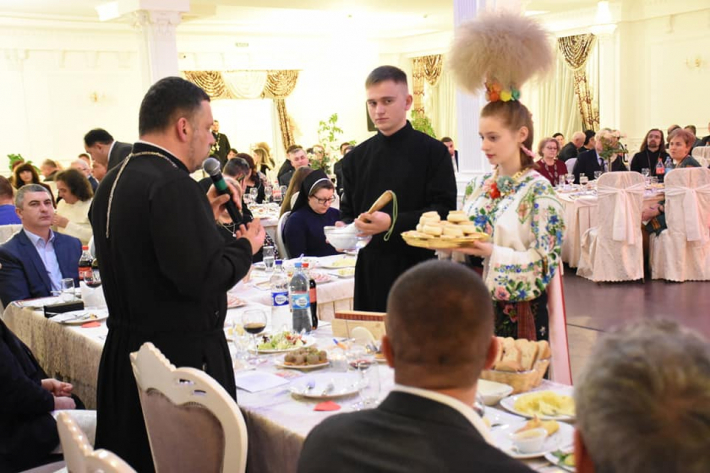 У Чернівцях вперше відбулася благодійна вечеря з єпископом Йосафатом Мощичем