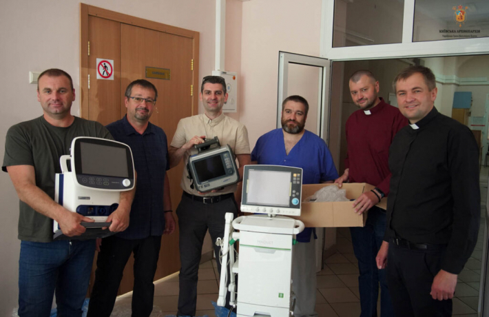 Священники УГКЦ передали в київську лікарню «Охматдит» сучасне медичне обладнання