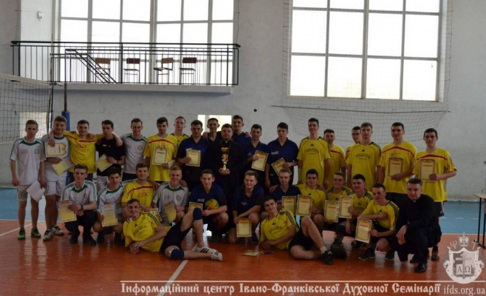 Франківці перемогли на перших змаганнях з волейболу між семінаріями УГКЦ