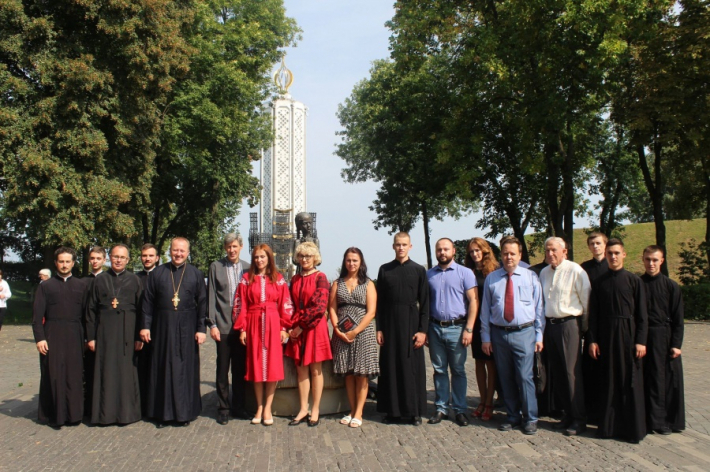 Представники Київської архиєпархії взяли участь у міжнародній акції «Запалімо свічку пам’яті!»