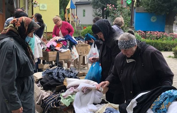 В Івано-Франківську при церкві люди у скруті безкоштовно отримують одяг