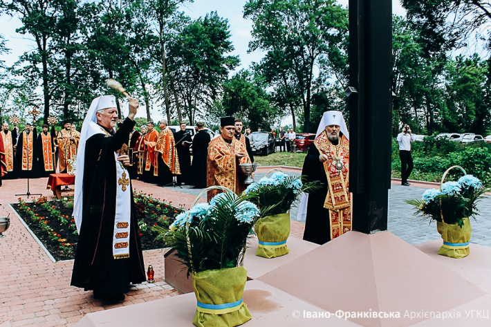 У Тисмениці, на місці захоронення понад шести сотень жертв комуністичного режиму, освятили пам’ятний хрест