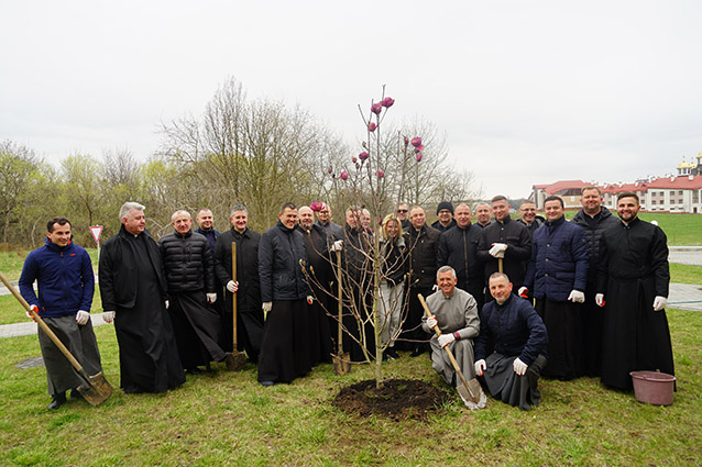 Працівники «львівського крила» Патріаршої курії взяли участь в акції озелення Патріаршого дому