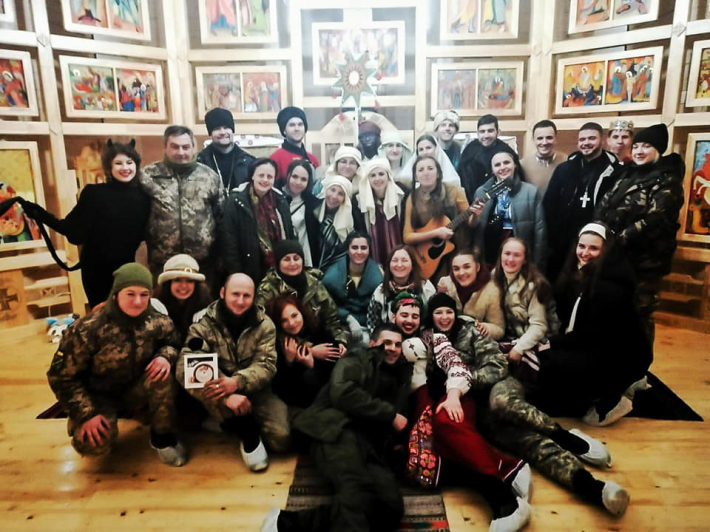 Аматори студентського театру «САД» колядують для військовослужбовців на Сході України