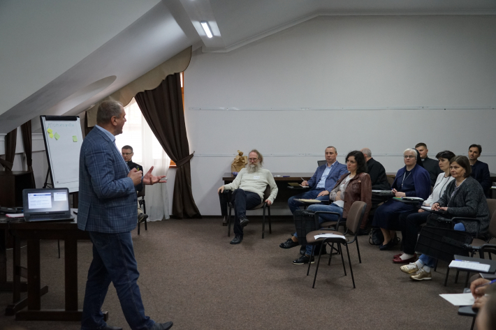 У Львові для працівників Курії проводять тренінг щодо командобудування та проектного менеджменту