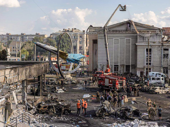 Наслідки ракетного удару по Вінниці, 14 липня 2022 року, фото: FB / Володимир Зеленський