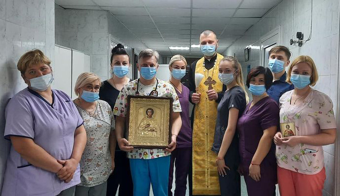 Медичний капелан Київської архиєпархії благословив медиків і пацієнтів відділення реанімації новонароджених
