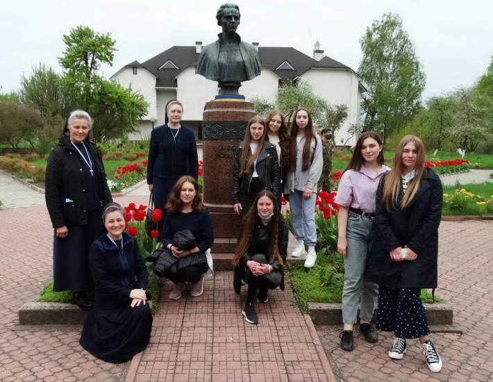 Мешканки «Дому надії» та канадські військові побували на екскурсії у музеї-садибі Лесі Українки в Колодяжному
