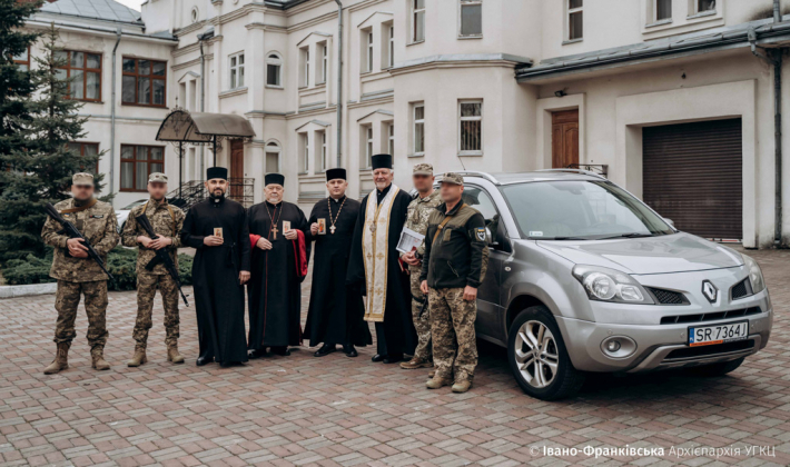 Калуська парафія передала ще один автомобіль для потреб армії