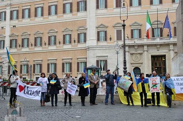 Просвітницька акція українців під італійським парламентом