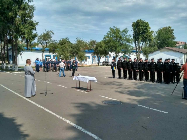 В Івано-Франківську 28 офіцерів одержали благословення служити в органах Національної поліції