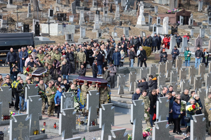 З чотирма захисниками України, які загинули внаслідок обстрілу Яворівського полігону, попрощалися у Львові