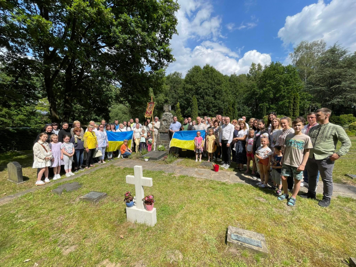 Українці Гамбурга помолилися за похованих у Гайденау українських біженців