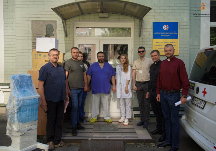 Священики УГКЦ передали київському «Охматдиту» сучасне медичне обладнання_1