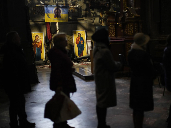 Віруючі в гарнізонному храмі Святих апостолів Петра і Павла у Львові, фото: AP Photos / Francisco Seco