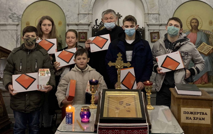 У парафіях Київської архиєпархії діти із багатодітних родин отримали планшети для дистанційного навчання