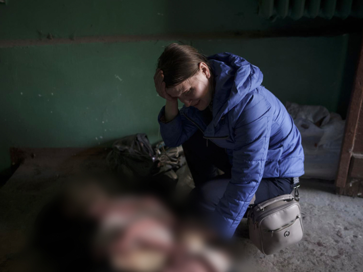 Мама плаче над тілом свого 15-річного сина, який був убитий під час нападу росії на Харків, 15 квітня 2022 року, фото: AP Photo / Felipe Dana