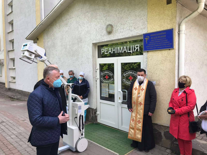 Владика Йосафат Мощич благословив портативний рентген-апарат для Чернівецької обласної дитячої лікарні
