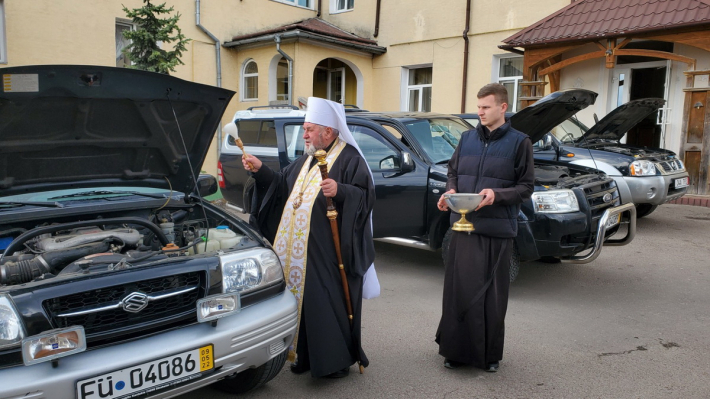 Митрополит Василій Семенюк передав три позашляховики для потреб ЗСУ