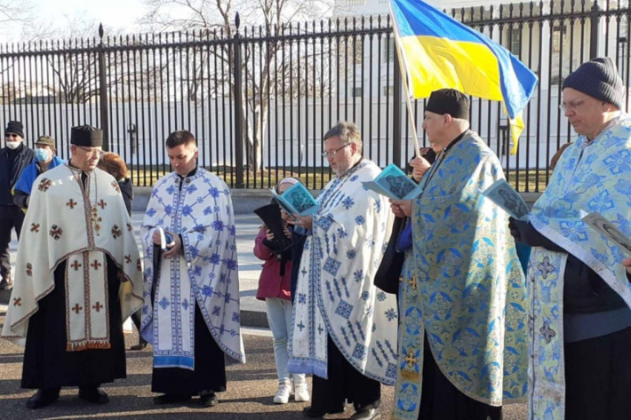 Близько двох сотень вірних зібралися перед Білим домом, щоб помолитися за мир в Україні