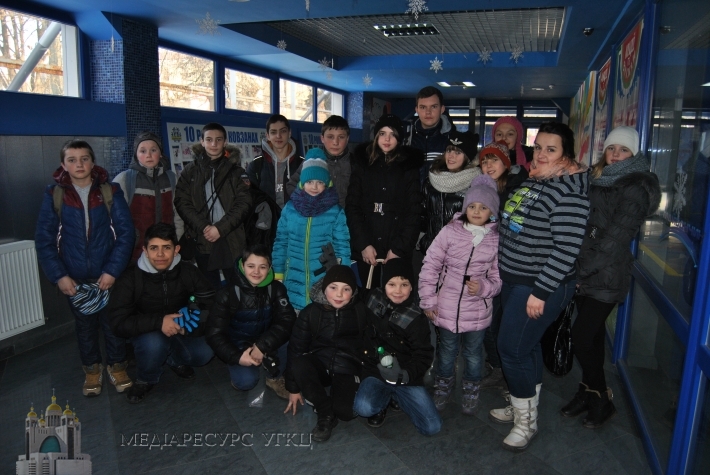 Соціальний центр для дітей та молоді  БФ «Карітас» Коломийсько-Чернівецької єпархії разом  з  дітьми з кризових сімей  здійснили поїздку на місцеву ковзанку