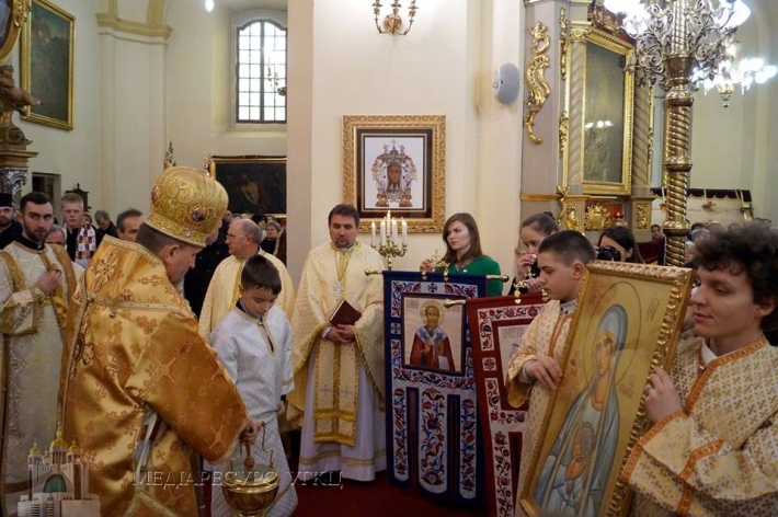 Митрополит Ігор освятив ікону Фатімської Богородиці та хоругви для козацького храму на Хортиці