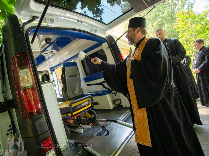 The Head of the UGCC handed over another reanimobile to combat medics_1