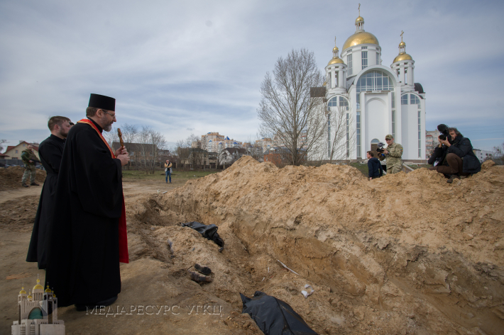 Блаженніший Святослав молиться над братською могилою у Бучі, 7 квітня 2022 року