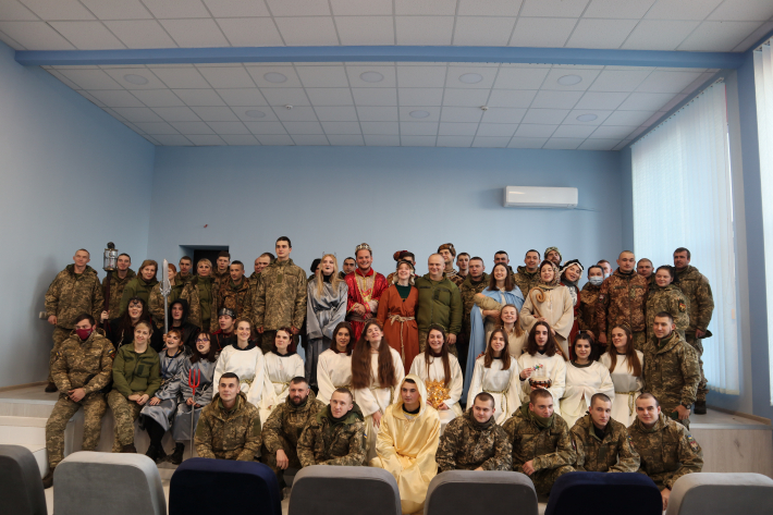 На лінії фронту: коляда студентів УКУ для українських військових