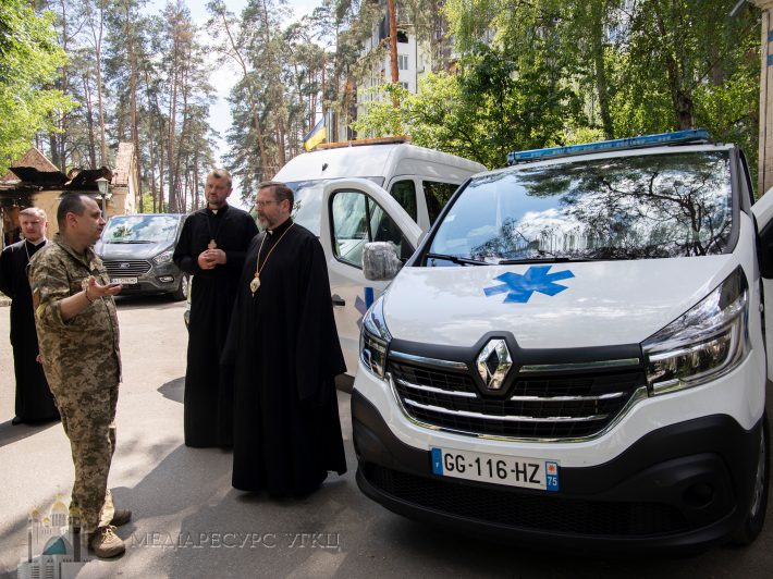 Блаженніший Святослав передав дві карети швидкої допомоги госпіталю ЗСУ в Ірпені