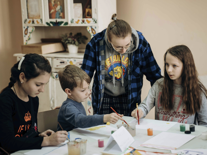 В Католицькому ліцеї в Івано-Франківську проводять арттерапію для вимушено переселених дітей