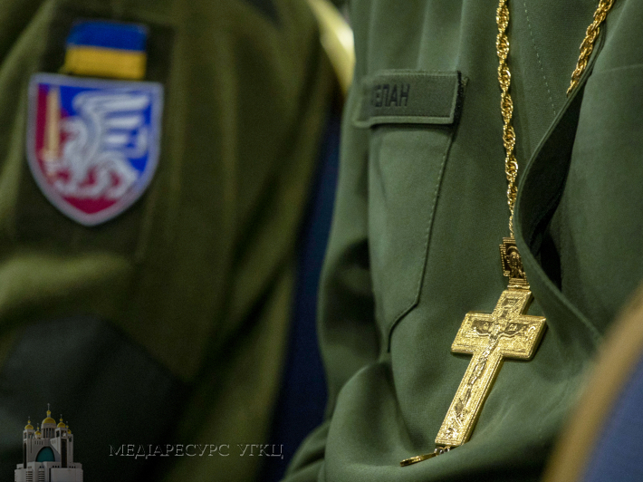 «Бути поруч завжди»: значення і подробиці закону про військових капеланів в Україні