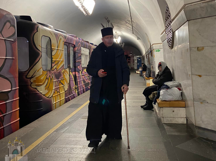 Священники сходять у бомбосховища: у Києві відслужили Літургію в метро