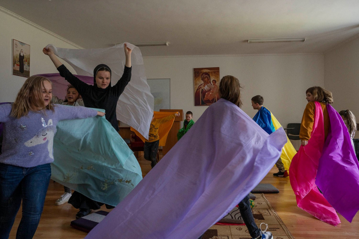 Монахині граються з вимушено переселеними дітьми, які перебувають у Гошівському жіночому монастирі
