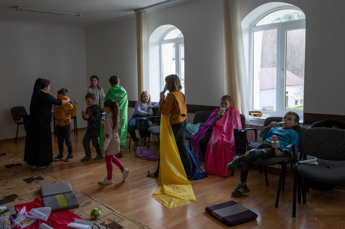 Монахині граються з вимушено переселеними дітьми, які перебувають у Гошівському жіночому монастирі