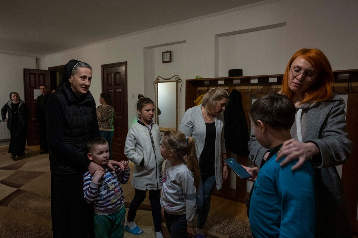 Вимушено переселені особи готуються до обіду в Гошівському жіночому монастирі