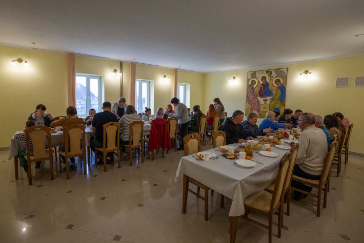 Внутрішньо переміщені особи вечеряють у Гошівському жіночому монастирі