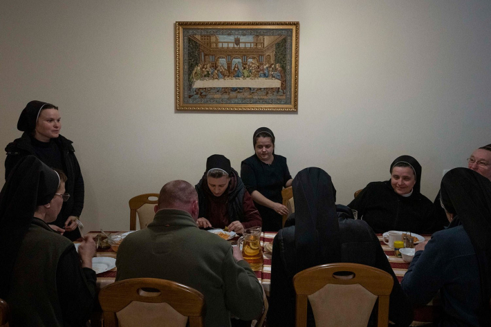 Монахині вечеряють у Гошівському жіночому монастирі