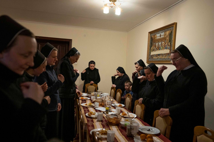 Монахині моляться після обіду в Гошівському жіночому монастирі