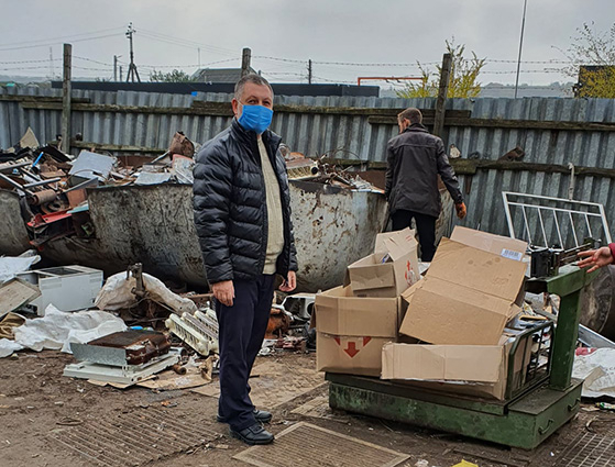 У Василькові священник УГКЦ допомагає вбогим, сортуючи сміття в парафії