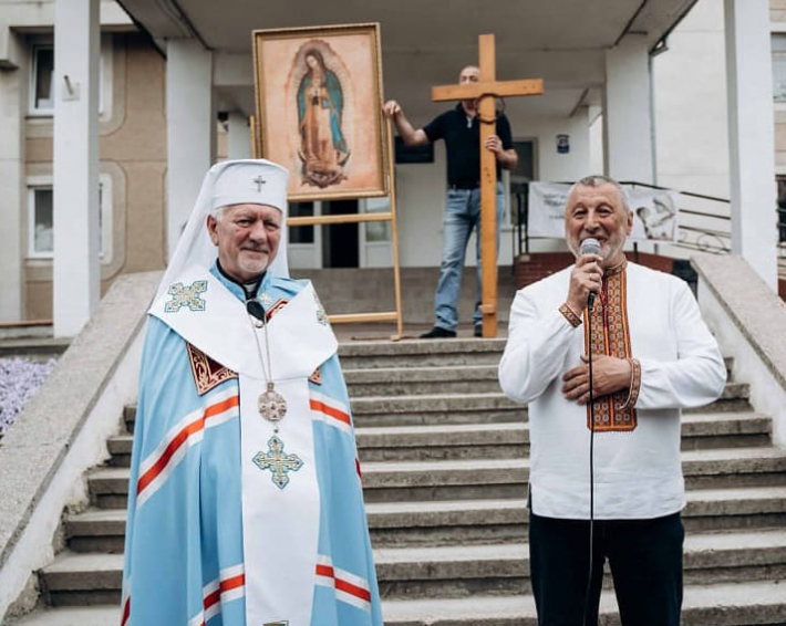 В Івано-Франківську вже 10 років безперервно моляться перед пологовим будинком за збереження життя і припинення абортів