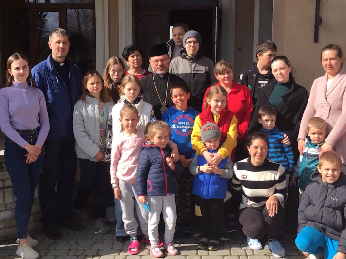 Самбірсько-Дрогобицька єпархія УГКЦ приймає вимушено переселених осіб і стає осердям волонтерського руху для місцевих мешканців. Фільм