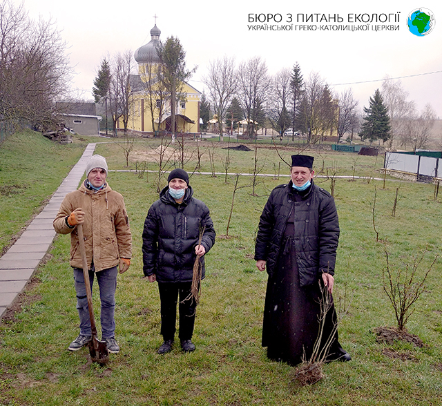 На Тернопільщині два парафіяльних сади збагатили екзотичними деревами