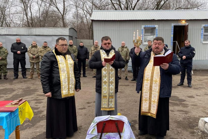 Тернопільські капелани освятили воду для військових на передовій
