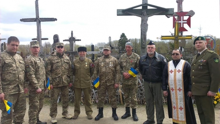 Встановлення пам’ятного хрест Героям України у Литві відбулося за участю священнослужителя з України