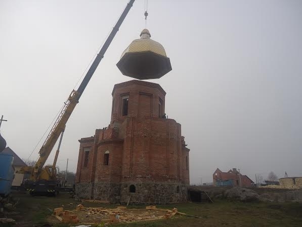 На Вінниччині встановили баню на новозбудованому храмі
