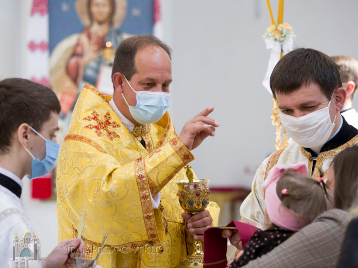 Владика Богдан Данило благословляє дитину під час Літургії в Патріаршому соборі, 16 травня 2021