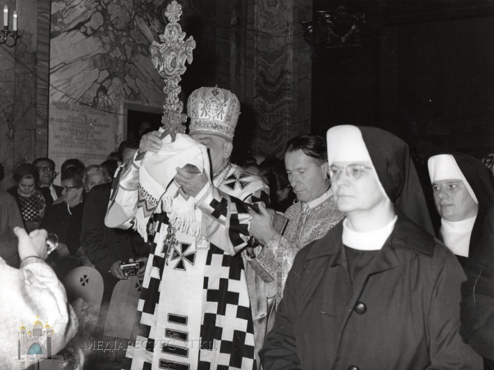31 жовтня 1971 року: Торжественне внесення мощей Святих Мучеників Сергія і Вакха, покровителів храму