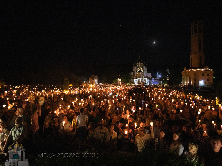 На загальнонаціональній прощі у Зарваниці відбувся велелюдний похід зі свічками
