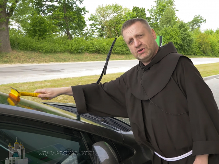 Священник миє вікна авто, щоб зібрати кошти на турнікети для українських захисників